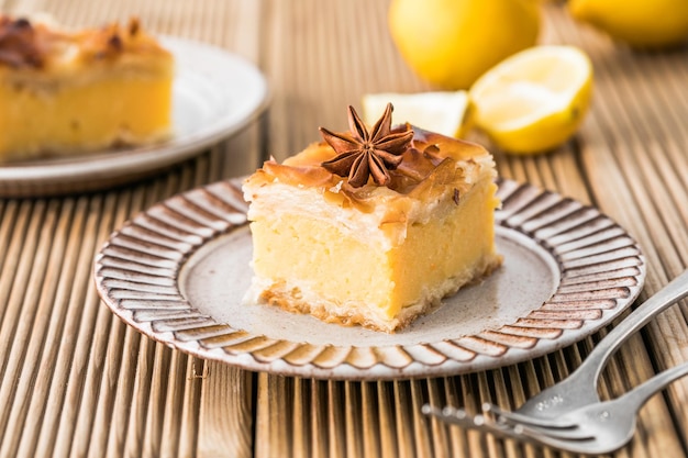 Pudding von Galaktoboureko oder Bougatsa Griechisches traditionelles Dessert, das in einer Pfanne mit Sirup gebacken wird, heißt Thessaloniki-Kuchen