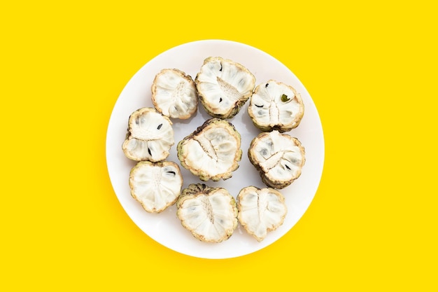 Puddingapfel in weißer Platte auf gelbem Hintergrund