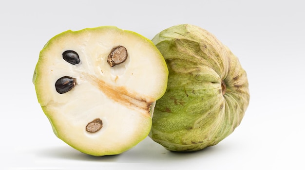 Puddingapfel oder cherimoya getrennt auf Weiß.