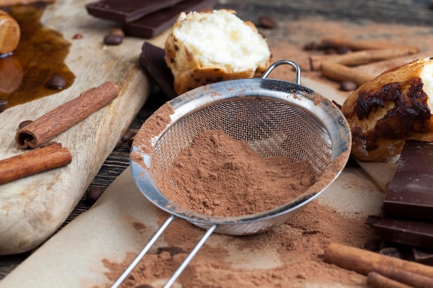 Puddingkuchen mit Sahneschokolade und anderen Süßigkeiten