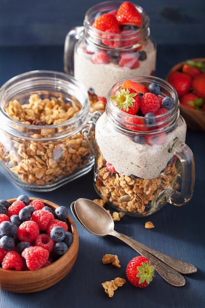 Pudim caseiro de sementes de granola e chia com café da manhã saudável de bagas