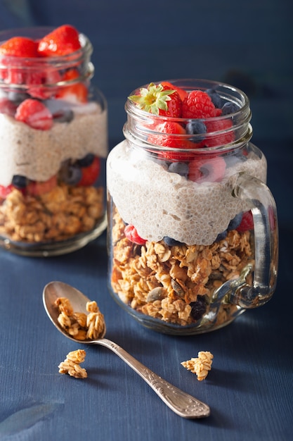 Pudim caseiro de sementes de granola e chia com café da manhã saudável de bagas