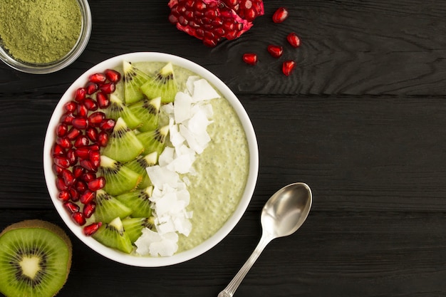 Pudim com chia, chá matcha e frutas na tigela branca