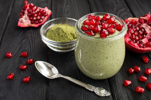 Pudim com chia, chá matcha e sementes de romã