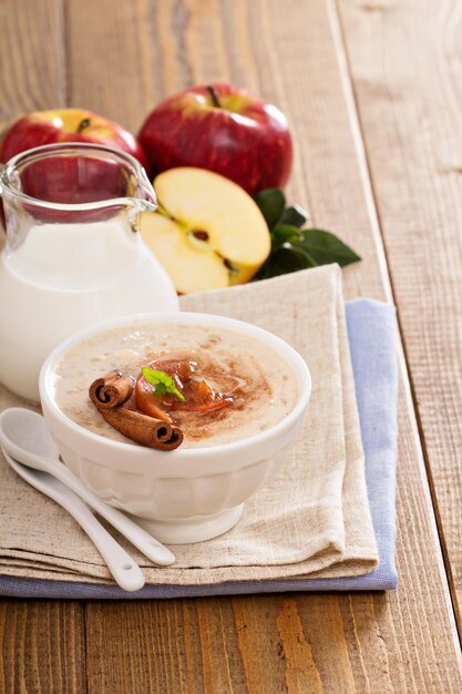 Pudim de arroz com calda e frutas