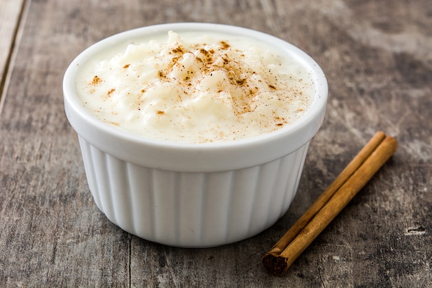 Pudim de arroz com canela no fundo de madeira