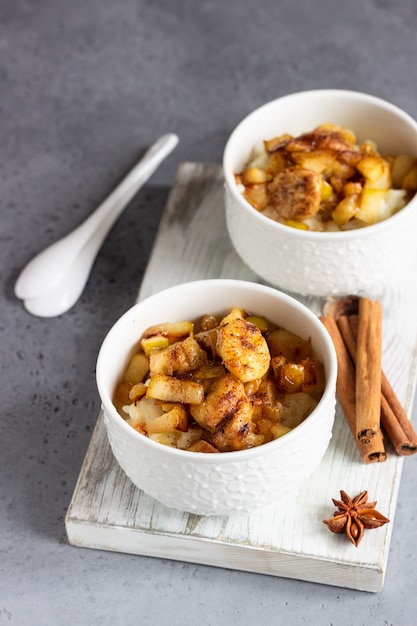 Pudim de arroz com frutas, mel e especiarias. Saudável café da manhã ou sobremesa.