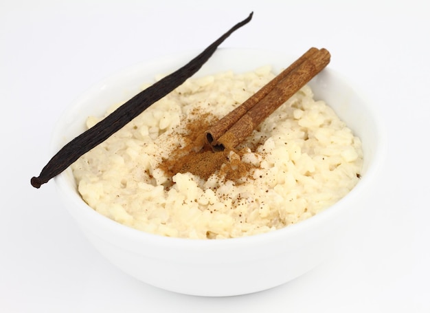 Pudim de arroz cremoso em uma tigela