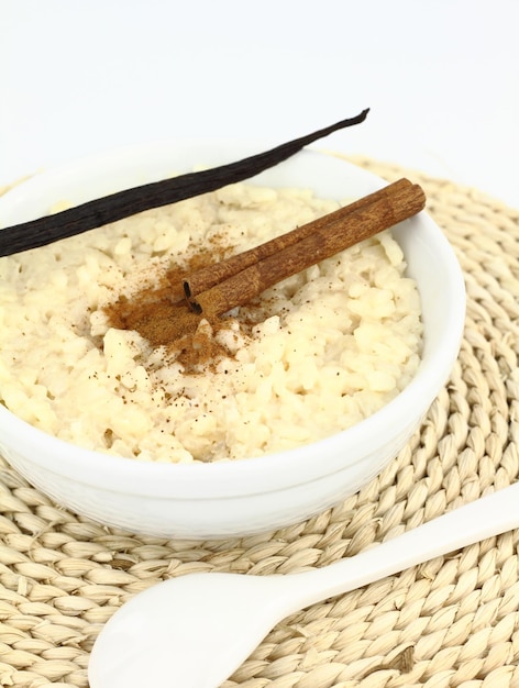 Pudim de arroz cremoso em uma tigela