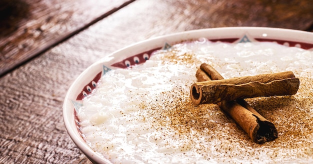 Pudim de arroz doce com canela em pau e canela em pó sobremesa caseira close-up e copyspace