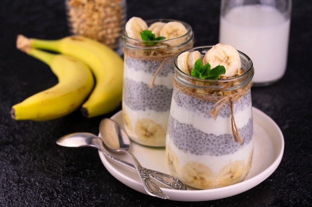 Pudim de Banana Chia em Frasco com Fundo Preto Conceito Lanches Saudáveis