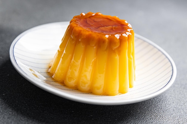 pudim de caramelo doce sobremesa creme refeição comida lanche na mesa cópia espaço comida fundo rústico topo