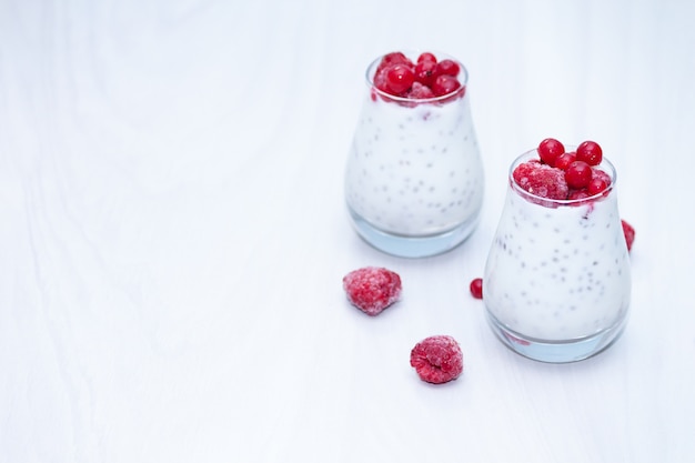 Pudim de chia baunilha saudável com frutas vermelhas. Conceito de lanche saudável. Copie o espaço.