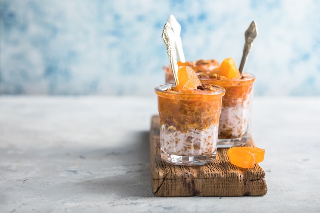 Pudim de chia com caqui em copos com corações de caqui