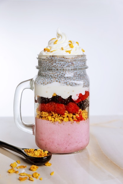 Pudim de Chia com frutas frescas, iogurte grego e granola. Dieta ceto.