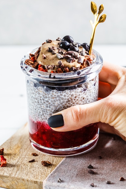 Pudim de Chia com frutas, granola e manteiga de amendoim em jar