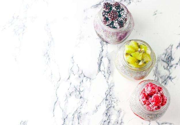 Pudim de Chia com frutas, molho de framboesa, molho de kiwi, molho de amora e framboesas congeladas