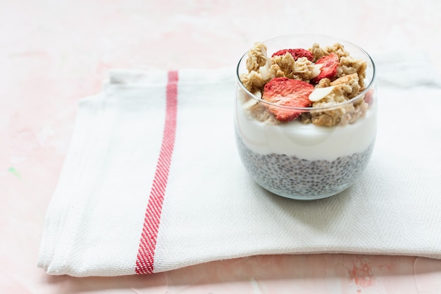 Pudim de chia com leite de amêndoa, iogurte e morangos secos