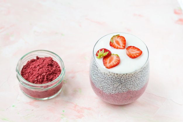 Pudim de Chia com leite de amêndoa, iogurte, pitaya em pó