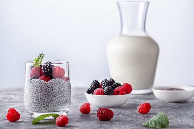 Pudim de chia com leite de coco e frutas vermelhas