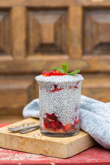 Pudim de chia com morangos frescos no café da manhã