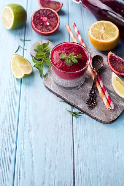 Pudim de Chia com purê de frutas vermelhas