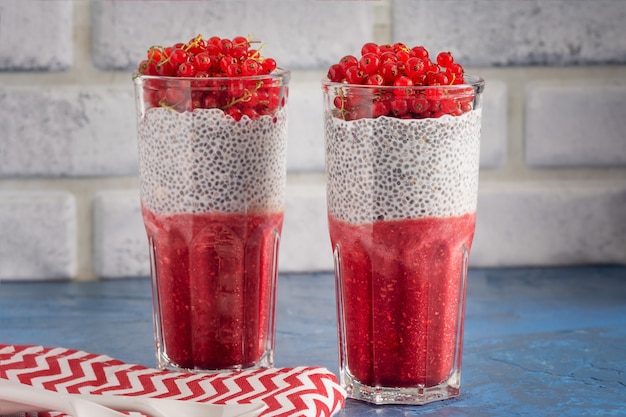 Pudim de Chia saudável com Smoothie de frutas frescas