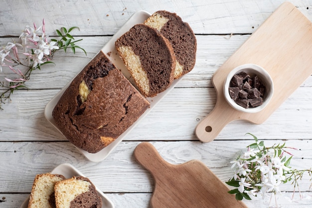 pudim de chocolate em mesa de madeira