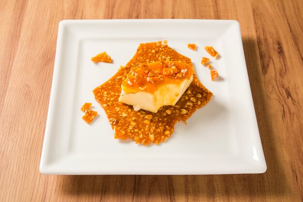 Pudim de Leite. Brasilianischer Flan aus Milch und Kondensmilch mit Karamellsauce.