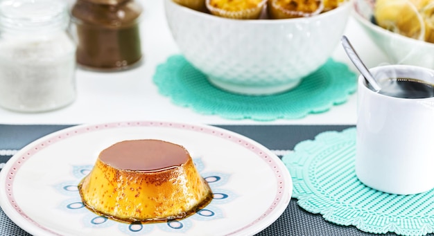 Pudim de leite condensado com caramelo e creme de baunilha doce típico do Brasil Sobremesa caseira servida no café da manhã