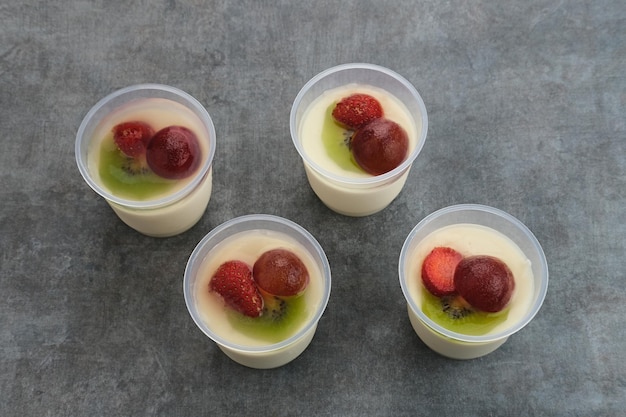 Pudim de leite frutado, sobremesa doce de pudim de seda de baunilha com morango, uva e kiwi