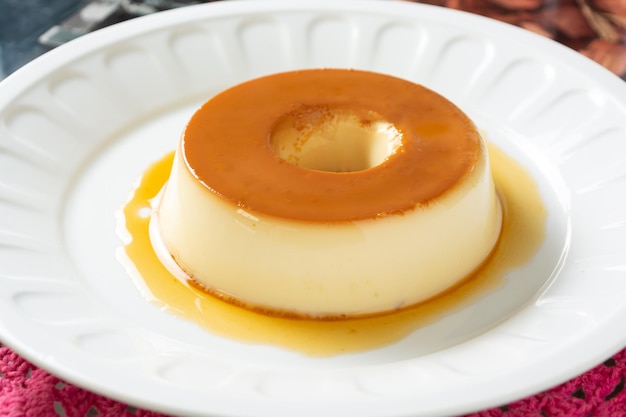 Pudim de leite oder Kondensmilchpudding, hausgemachtes köstliches brasilianisches Dessertrezept