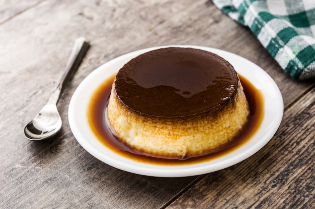 Pudim de ovo caramelo na mesa de madeira