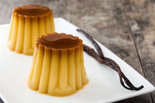 Pudim de ovo de caramelo creme na mesa de madeira.