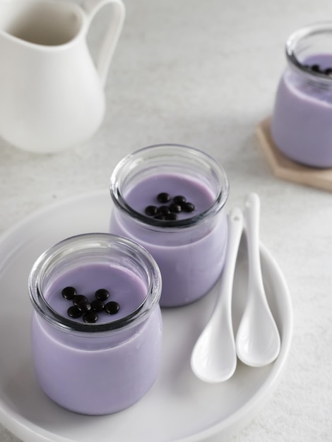 Pudim de seda coberto com chocochips Taro Pudding