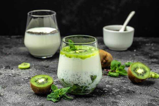 Pudim de semente de chia feito com iogurte sem lactose kiwi e hortelã Delicioso café da manhã ou lanche banner menu receita lugar para texto