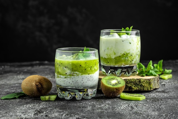 Pudim de semente de chia feito com iogurte sem lactose kiwi e hortelã Delicioso café da manhã ou lanche banner menu receita lugar para texto