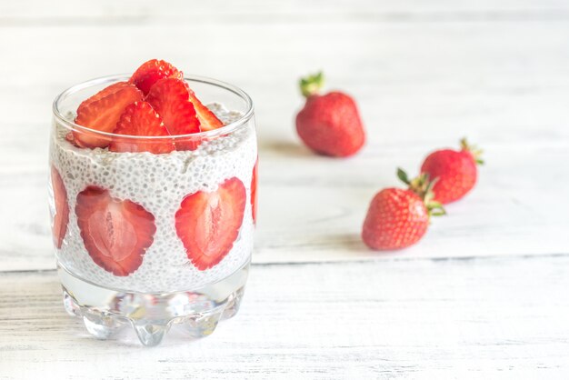 Pudim de sementes de chia com fatias de morango