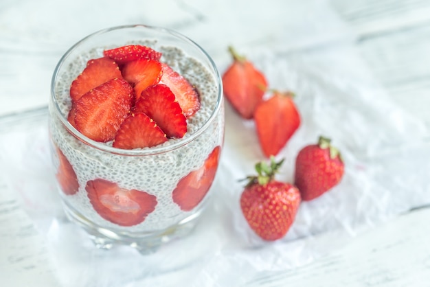 Pudim de sementes de Chia com fatias de morango