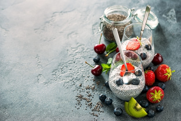 Pudim de sementes de chia com frutas e bagas, lanche saudável ou café da manhã