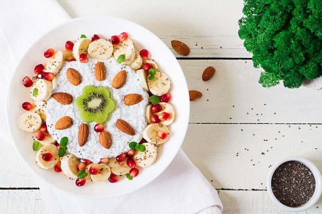 Pudim de sementes de chia de leite de amêndoa vegan com banana e kiwi.