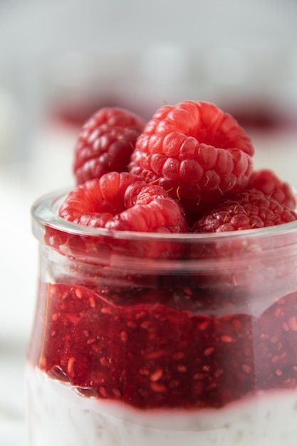 Pudim de tapioca vegana com leite e framboesas à base de plantas