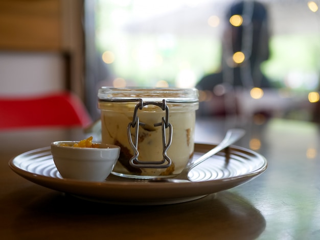 Pudim em uma mesa de restaurante