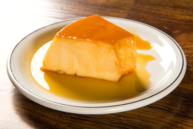 Pudim de Leite - Flan brasileño hecho con leche y leche condensada, cubierto con salsa de caramelo.