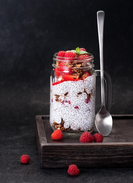 Pudín de chía con frambuesas y fresas en un tarro de cristal