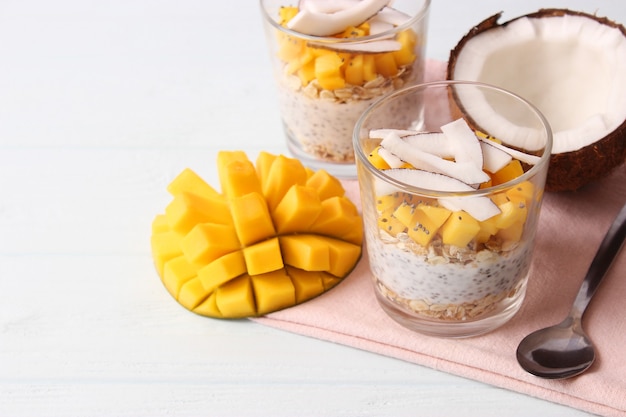 Pudín de chía con granola de mango y miel postre saludable nutrición adecuada