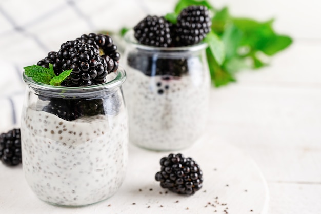 Pudín de chía con hojas de menta y moras en blanco