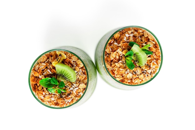 Pudín de chía con kiwi y granola aislado sobre fondo blanco Pudín de chía con menta y kiwi