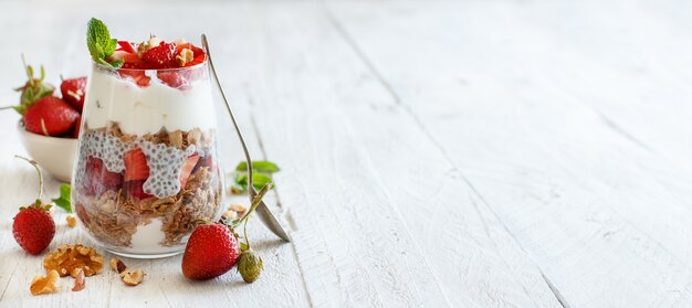 Pudín de chía Parfait de fresa con yogur griego y nueces