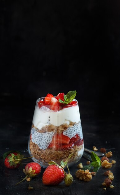 Pudín de chía Parfait de fresa con yogur griego y nueces